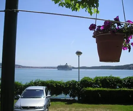 First Row To The Sea - Ideal For Families - Sea At Your Doorstep - House Sisko Casa de Férias Trogir