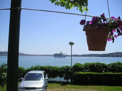 First Row To The Sea - Ideal For Families - Sea At Your Doorstep - House Sisko Prázdninový dům Trogir