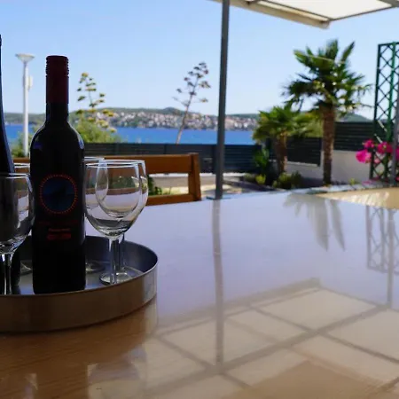 Tatil Evi First Row To The Sea - Ideal For Families - Sea At Your Doorstep - House Sisko Trogir