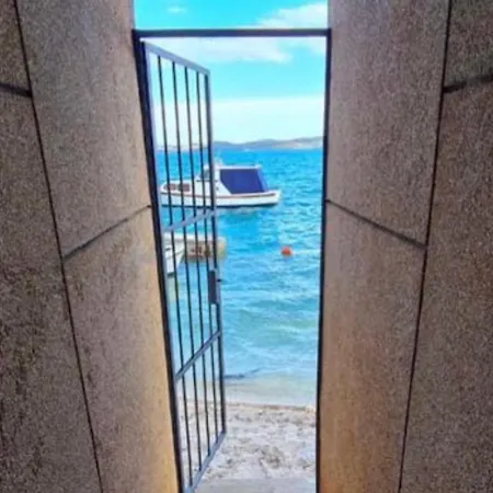 First Row To The Sea - Ideal For Families - Sea At Your Doorstep - House Sisko Tatil Evi Trogir
